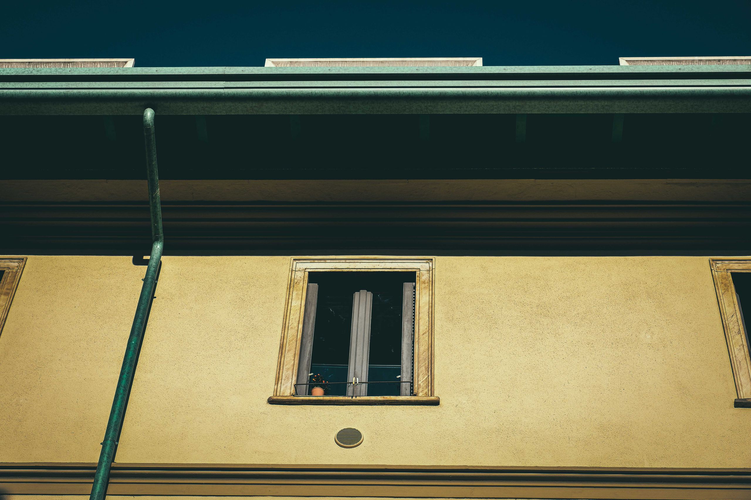 Close up of aluminum K-style gutters installed along the roofline of a residential home